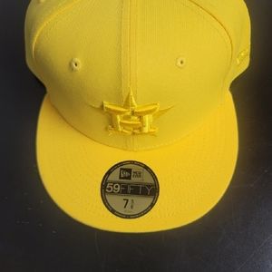 2 new era fitted  7 5/8 hats limited color. 75 each or 2 for 120$